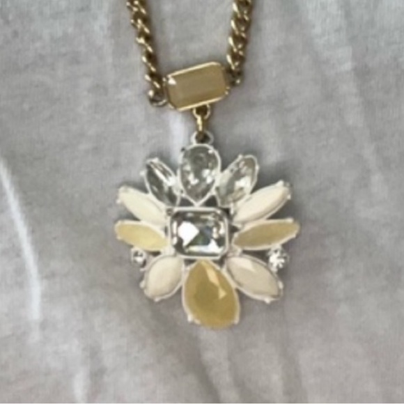 Ann Taylor Gold Tone Necklace With Flower Pendant - Picture 6 of 7